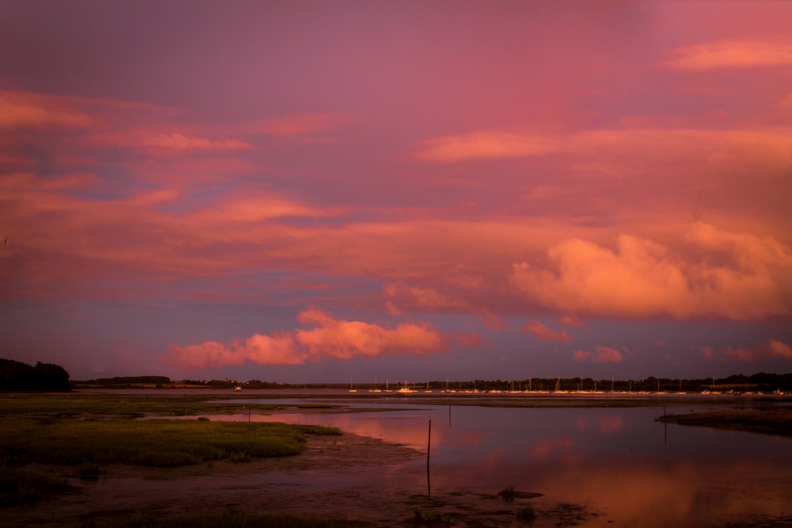 Ciel rose au coucher du soleil sur une baie bretonne