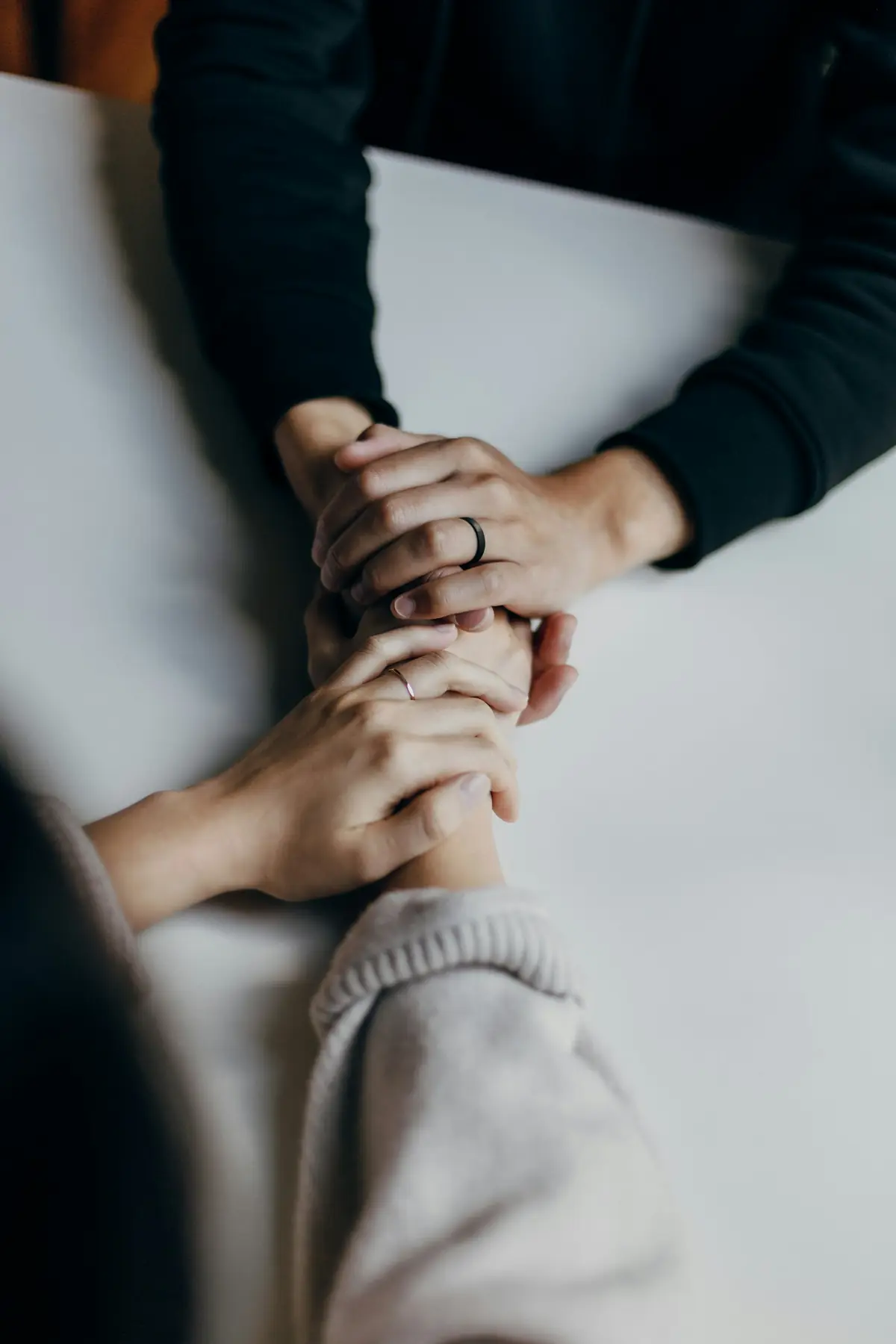 Séance d'EFT, deux mains qui se réconfortent