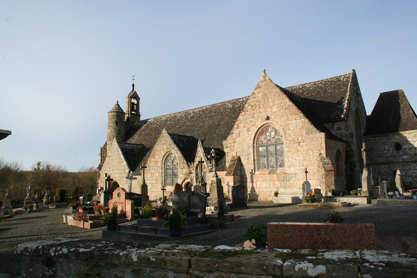 Chapelle de Locmaria et son cimetière sous un ciel bleu, près de Belle-Isle-en-Terre