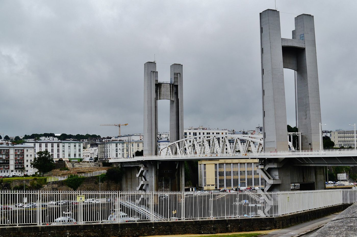 Le pont de Recouvrance, pont levant à deux pylônes au-dessus de la Penfeld, à Brest