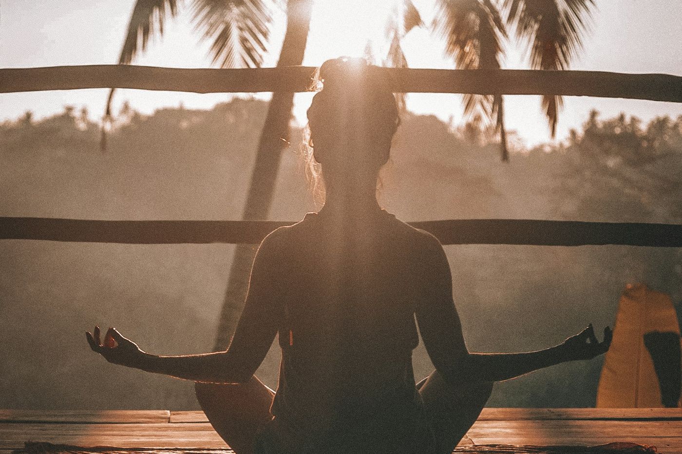 Une silhouette assise en méditation à contre-jour, une pause à l'écart pour les habitants de Carantec