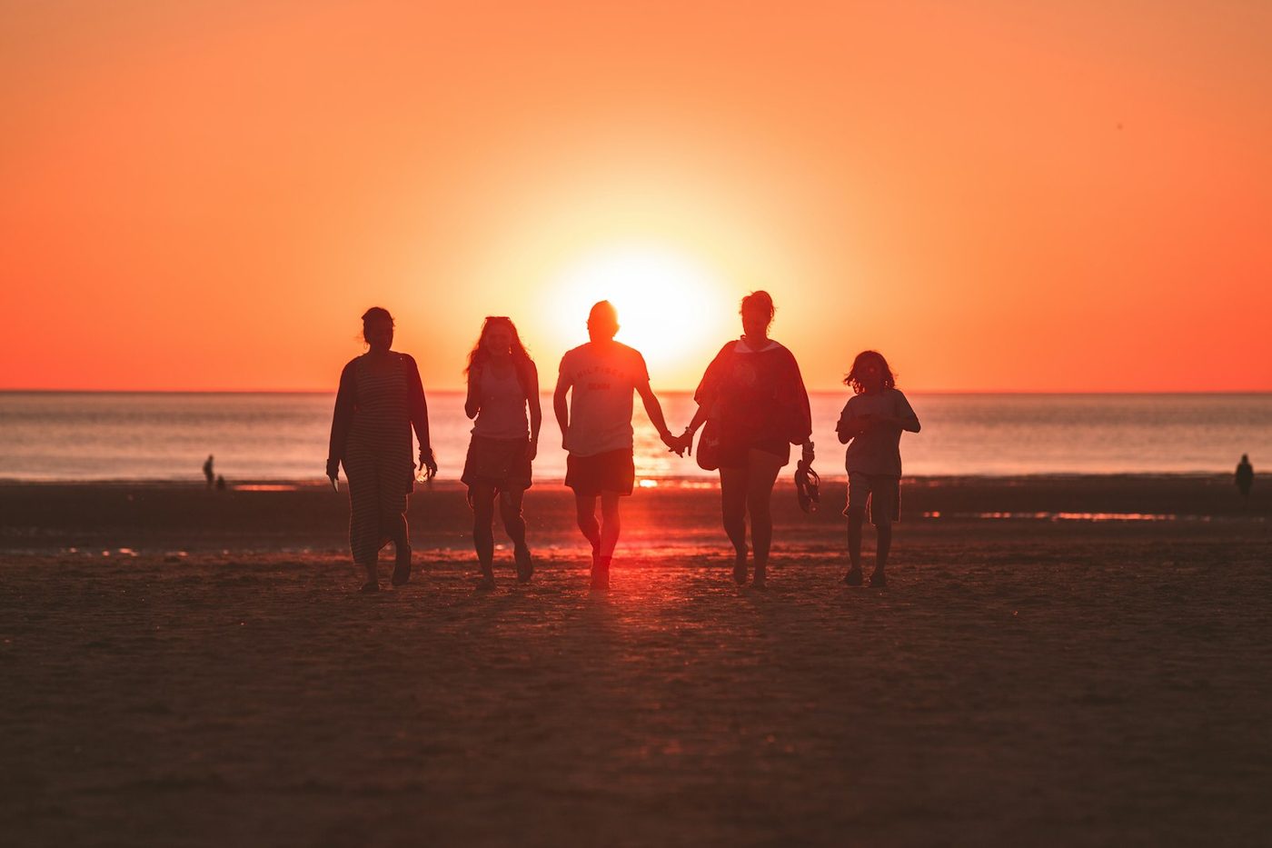 Cinq silhouettes marchant ensemble vers le soleil, la constellation familiale proposée aux habitants de Guingamp
