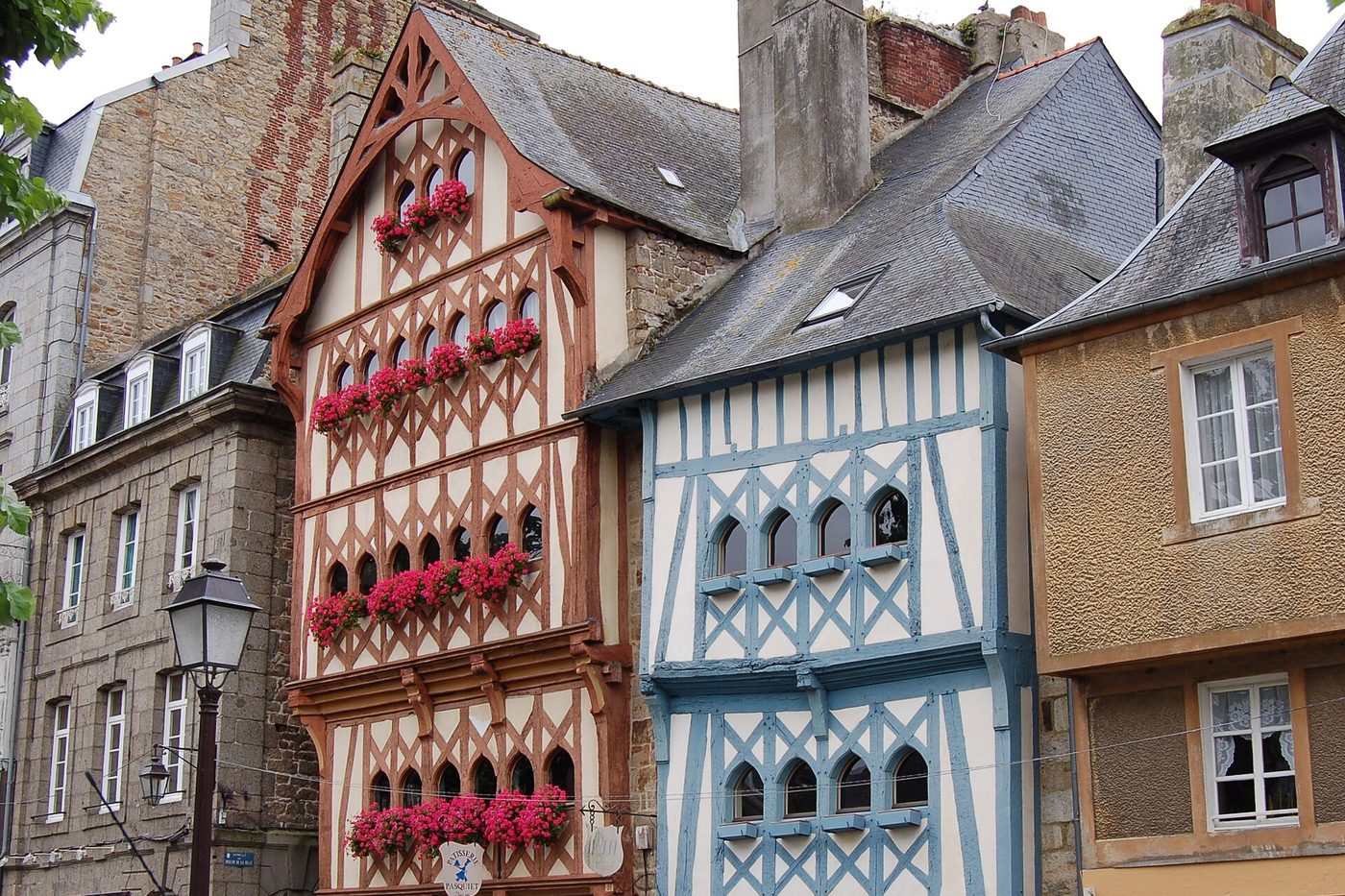 Maisons à pans de bois colorées ornées de fleurs, place du Centre à Guingamp