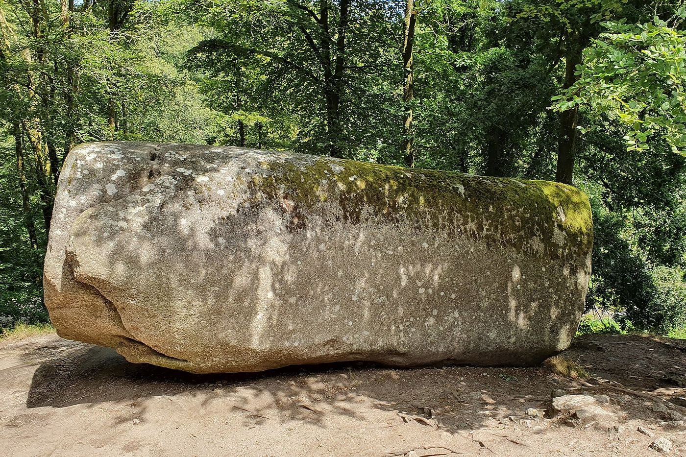 La Roche tremblante, énorme bloc de granit posé sur la roche, dans la forêt de Huelgoat