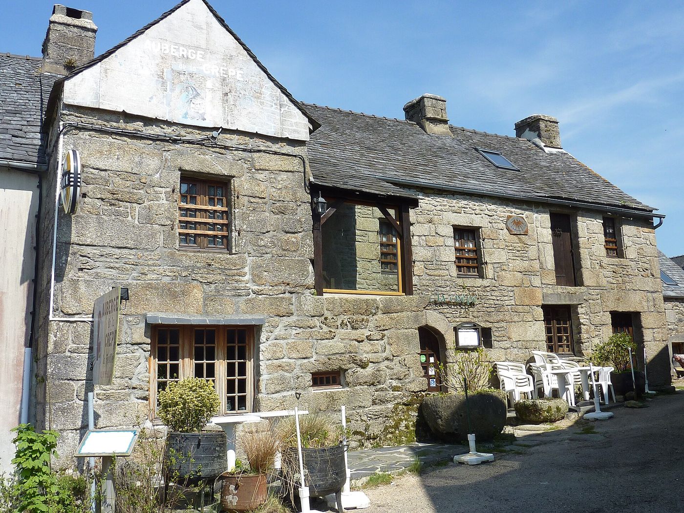 L'Auberge de la Crêpe à La Feuillée : maison du XVIIe siècle en pierre, avec son escalier extérieur et sa terrasse
