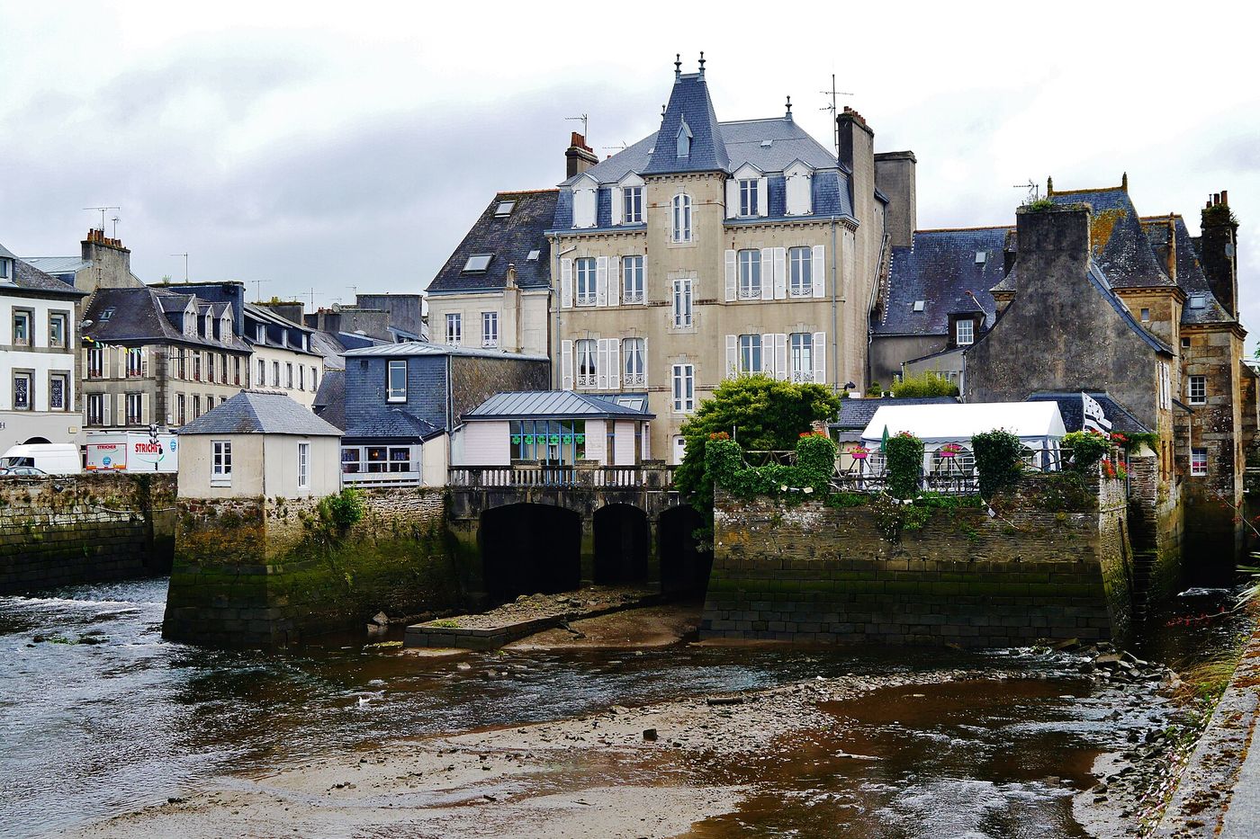 Le pont de Rohan et ses maisons au-dessus de l'Élorn, à marée basse, à Landerneau