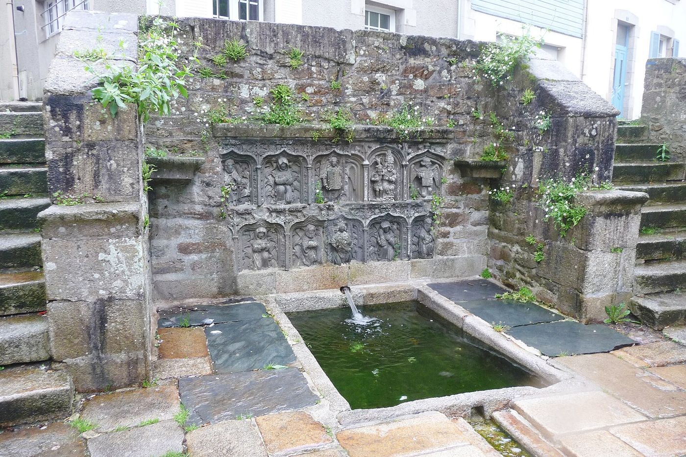 Fontaine Saint-Thivisiau à Landivisiau, ancien lavoir de granit aux panneaux sculptés