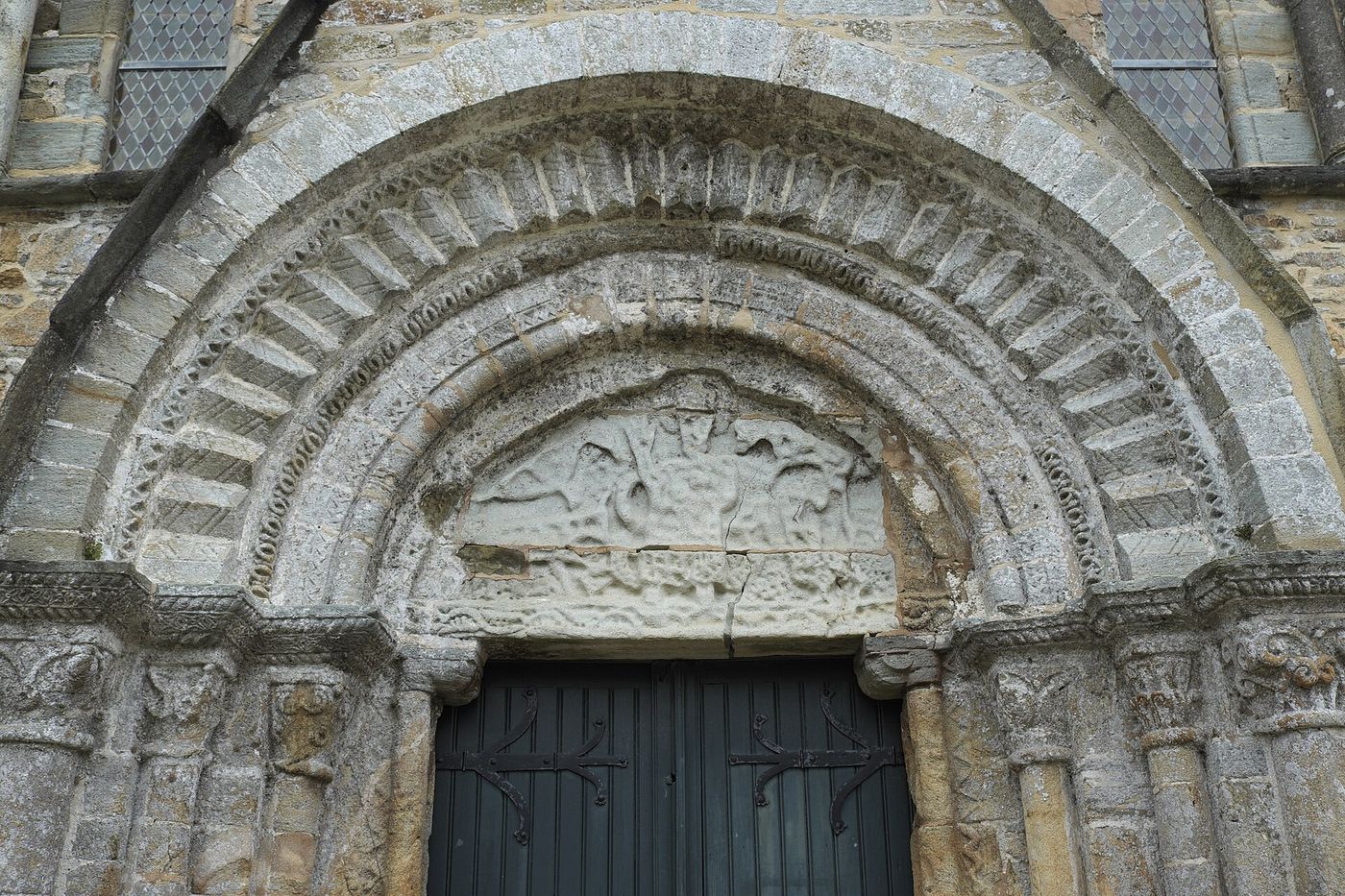 Le portail roman en arc sculpté de la chapelle Notre-Dame de Kernitron, près de Lanmeur