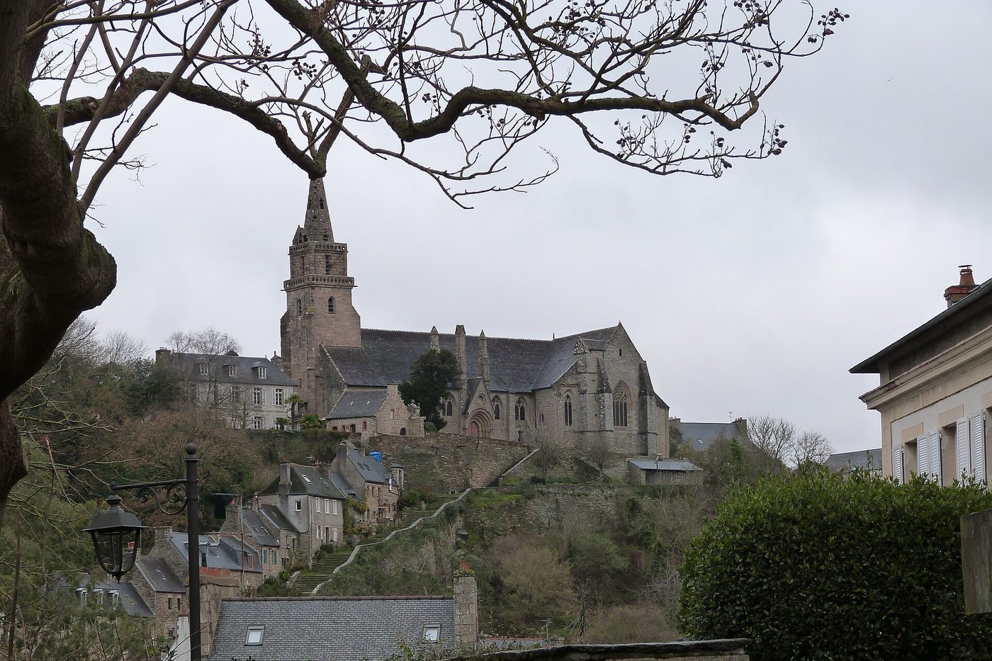 Église de Brélévenez dominant les maisons de la vieille ville de Lannion, vue depuis le coteau