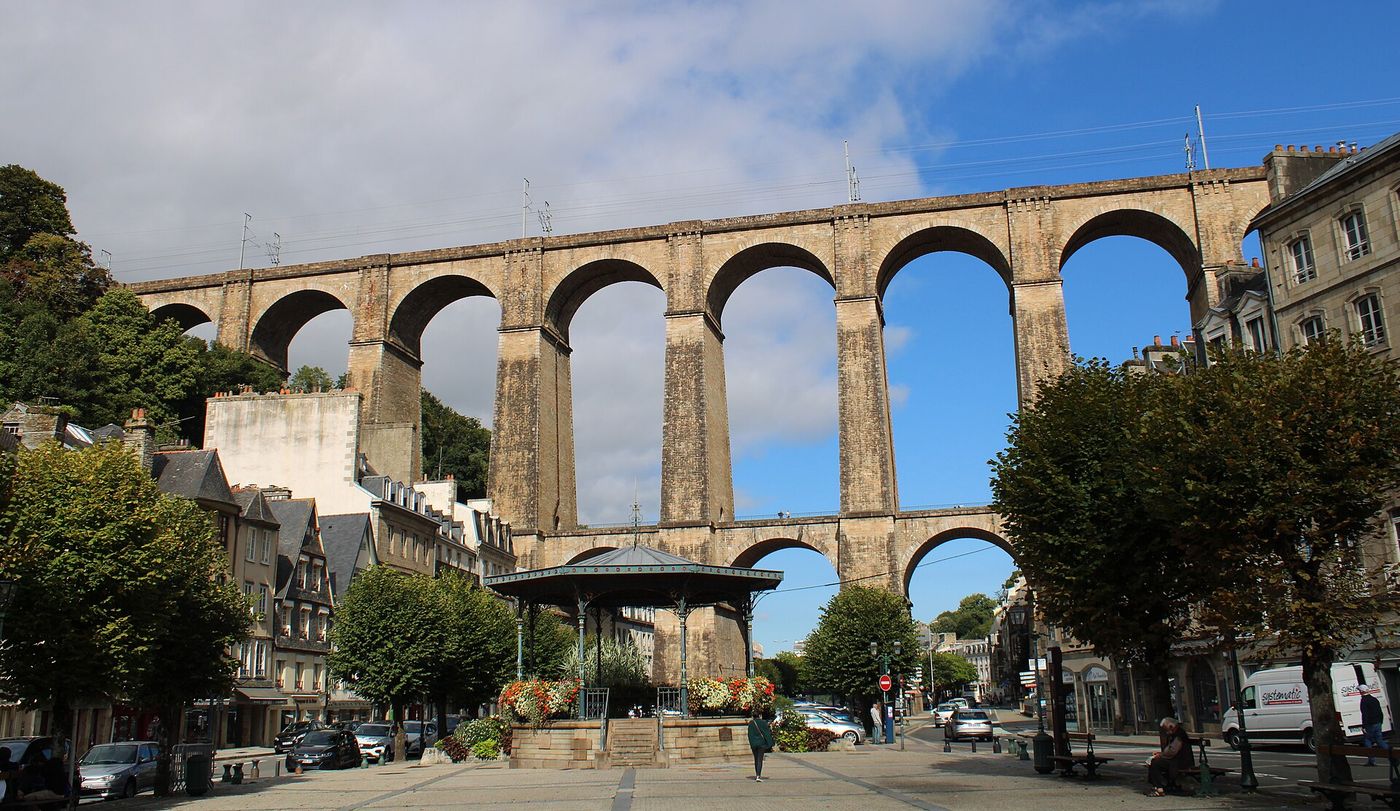 Le viaduc de Morlaix et ses grandes arches de pierre au-dessus du centre-ville et d'un kiosque à musique