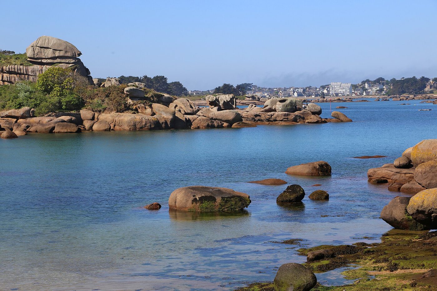 Eau turquoise et rochers de granit rose sur la plage de Saint-Guirec, à Ploumanac'h, Perros-Guirec