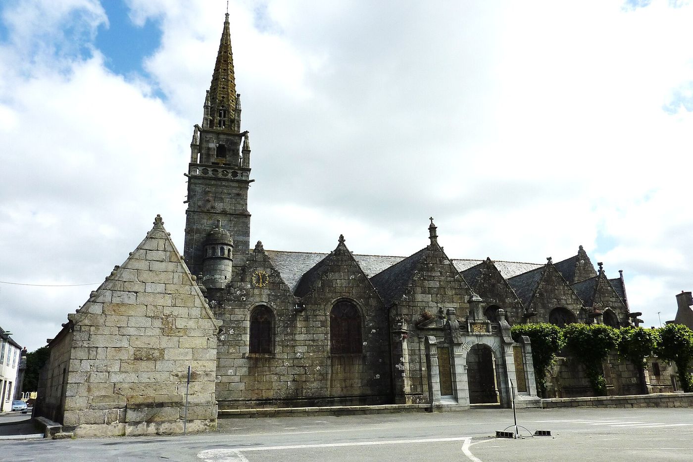 Église Saint-Pierre de Pleyber-Christ vue du sud, avec son clocher de granit dans l'enclos paroissial