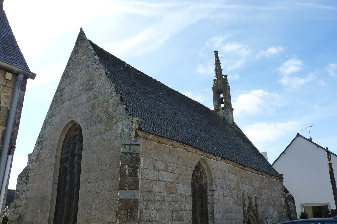 Chapelle Sainte-Barbe en pierre de granit, avec son clocheton, dans le bourg de Plouaret
