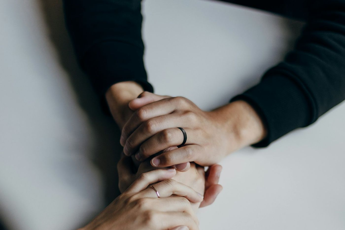 Des mains qui se tiennent, l'écoute et la présence d'un accompagnement pour les habitants de Plouigneau