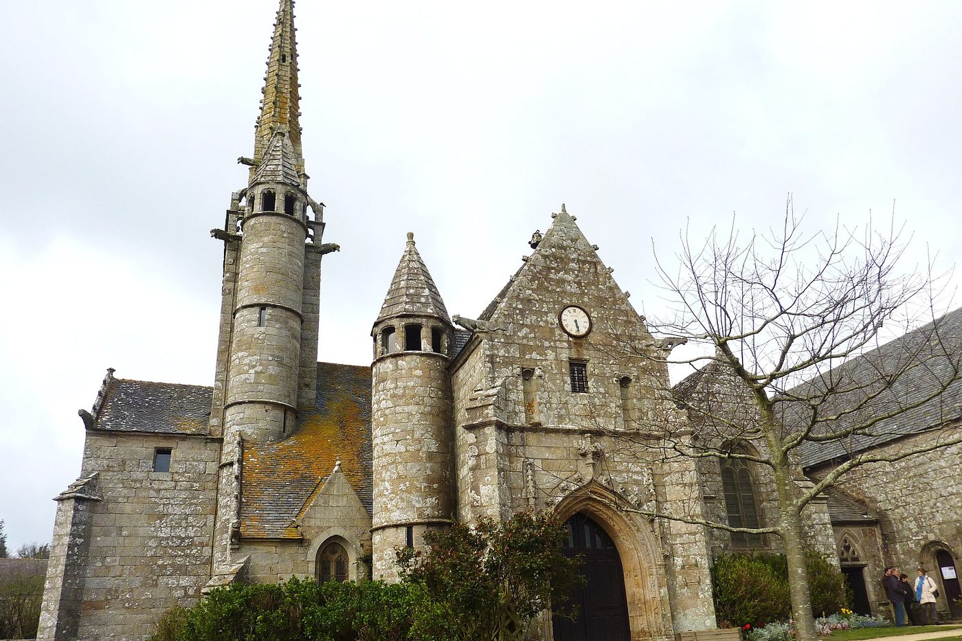 Église Saint-Milliau et son clocher à flèche dans le bourg de Ploumilliau