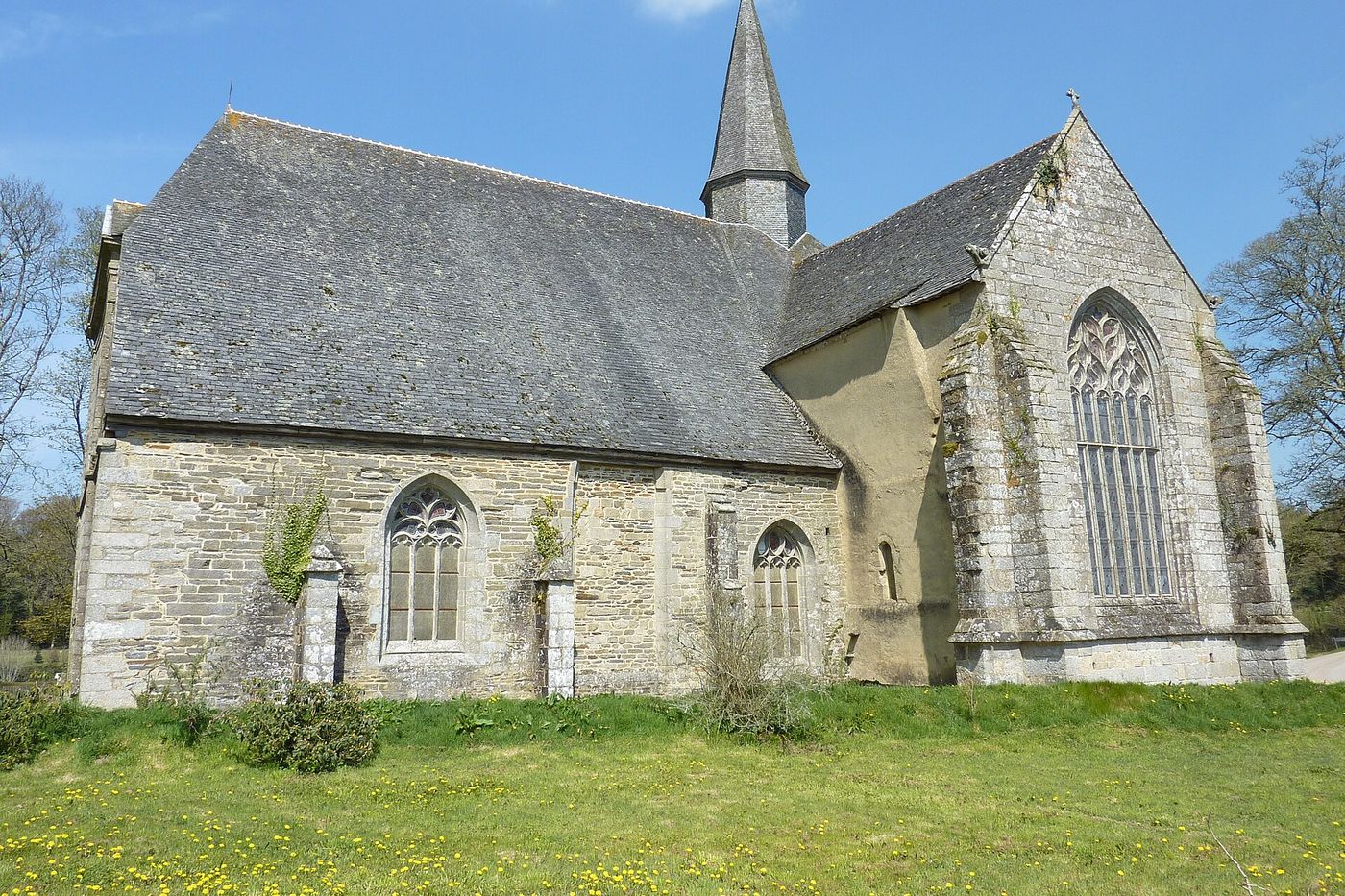Église abbatiale de l'abbaye du Relec vue du sud, dans la vallée du Queffleuth, à Plounéour-Ménez