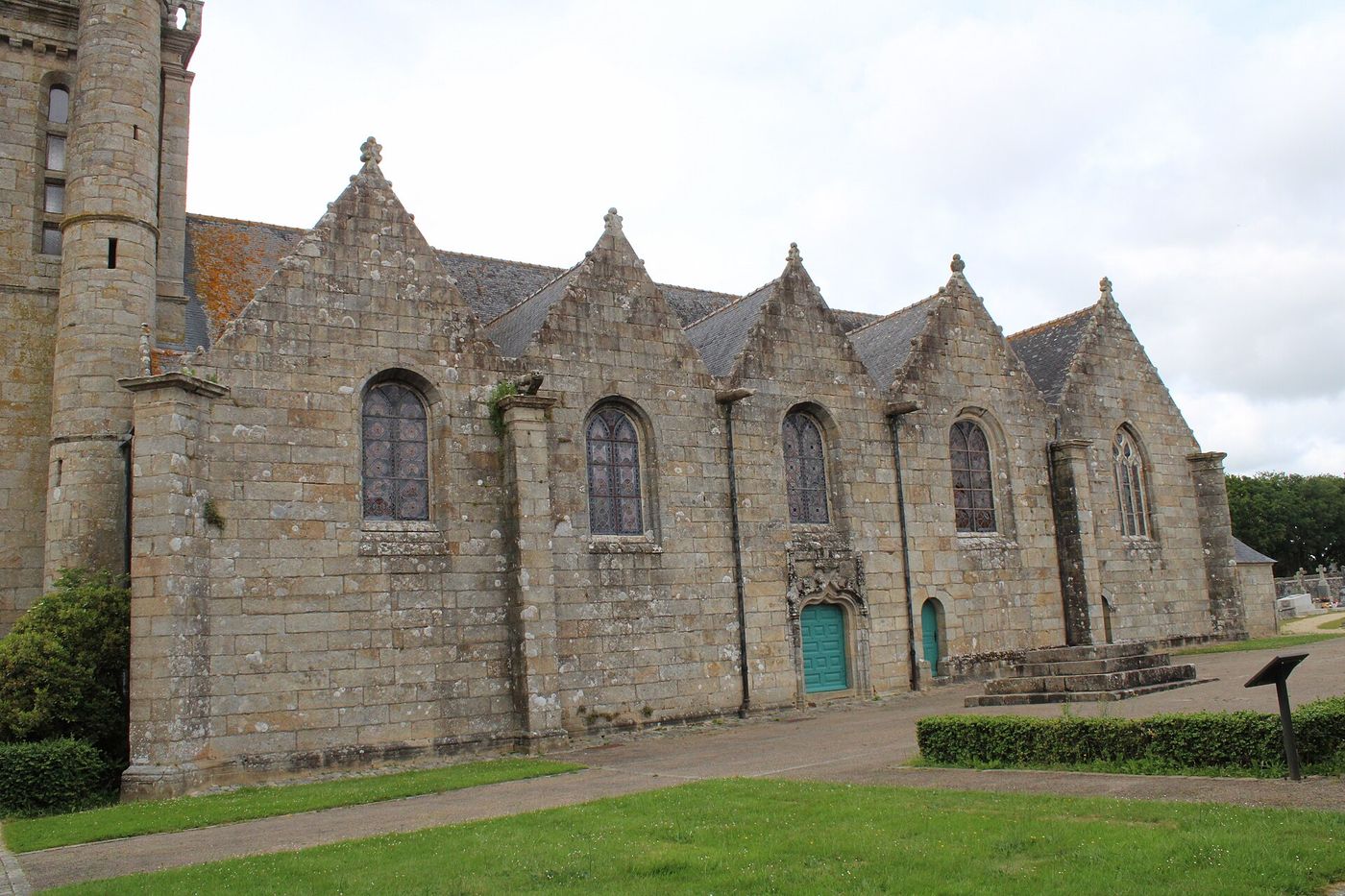 L'église Notre-Dame de Plourin-lès-Morlaix, côté sud, avec ses pignons de granite dans l'enclos paroissial