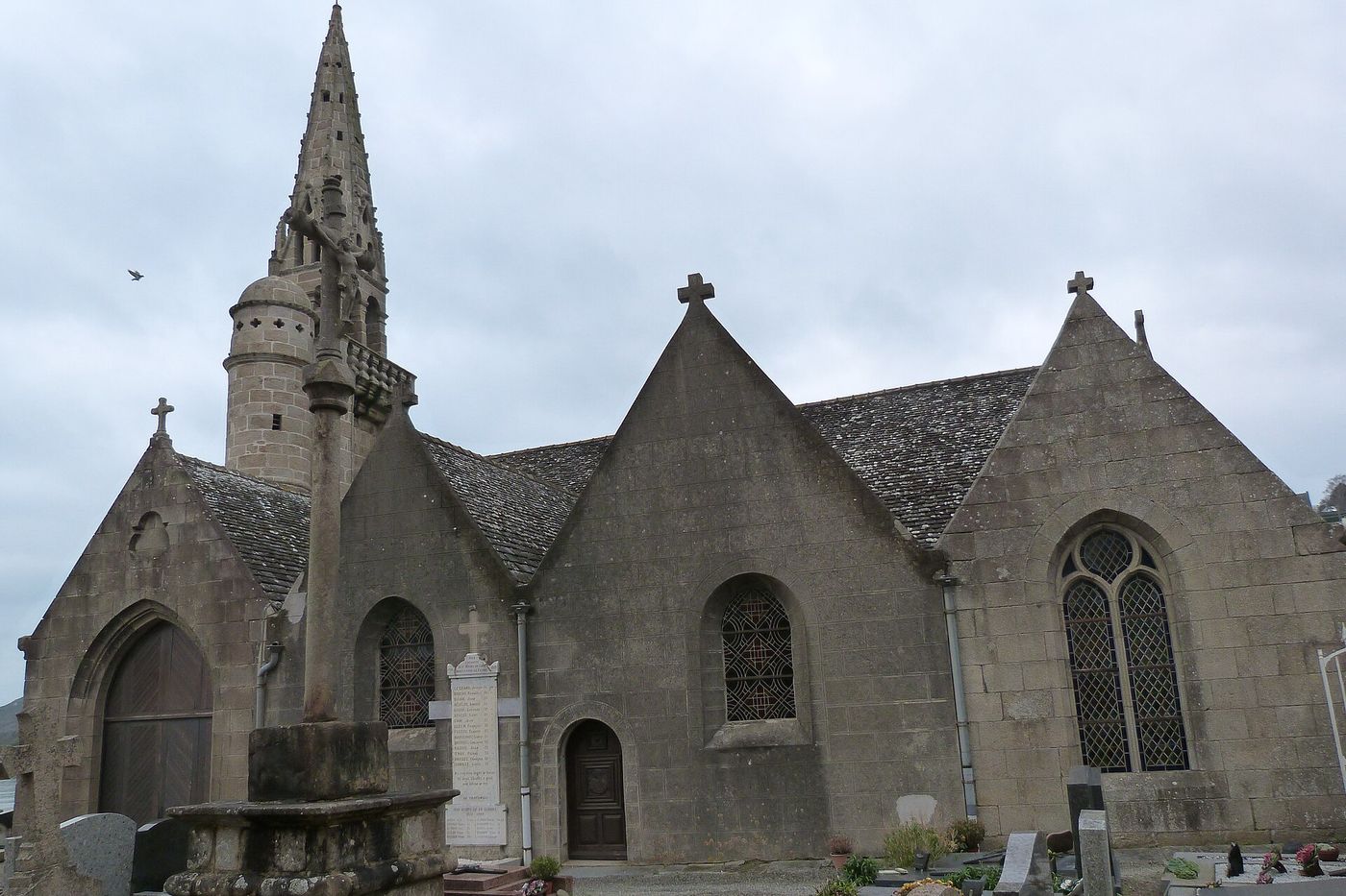 L'église de Saint-Michel-en-Grève, son clocher à tourelle et son cimetière, face à la baie