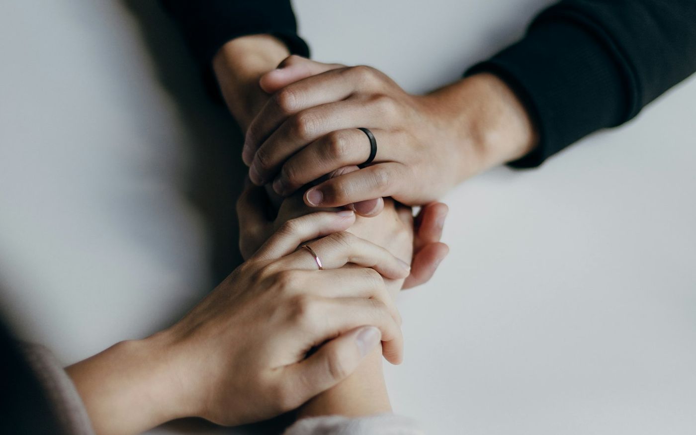 Deux paires de mains qui se rejoignent, la confiance d'un accompagnement pour les habitants de Saint-Pol-de-Léon