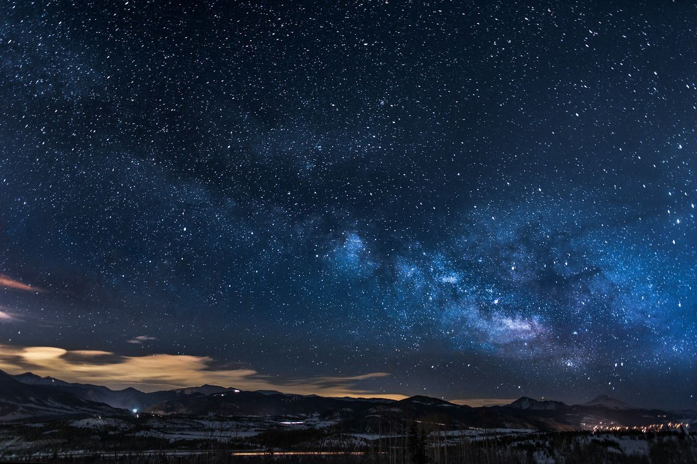 Voie lactée au-dessus d'un paysage nocturne, image de l'astrologie tibétaine proposée aux habitants de Saint-Thégonnec