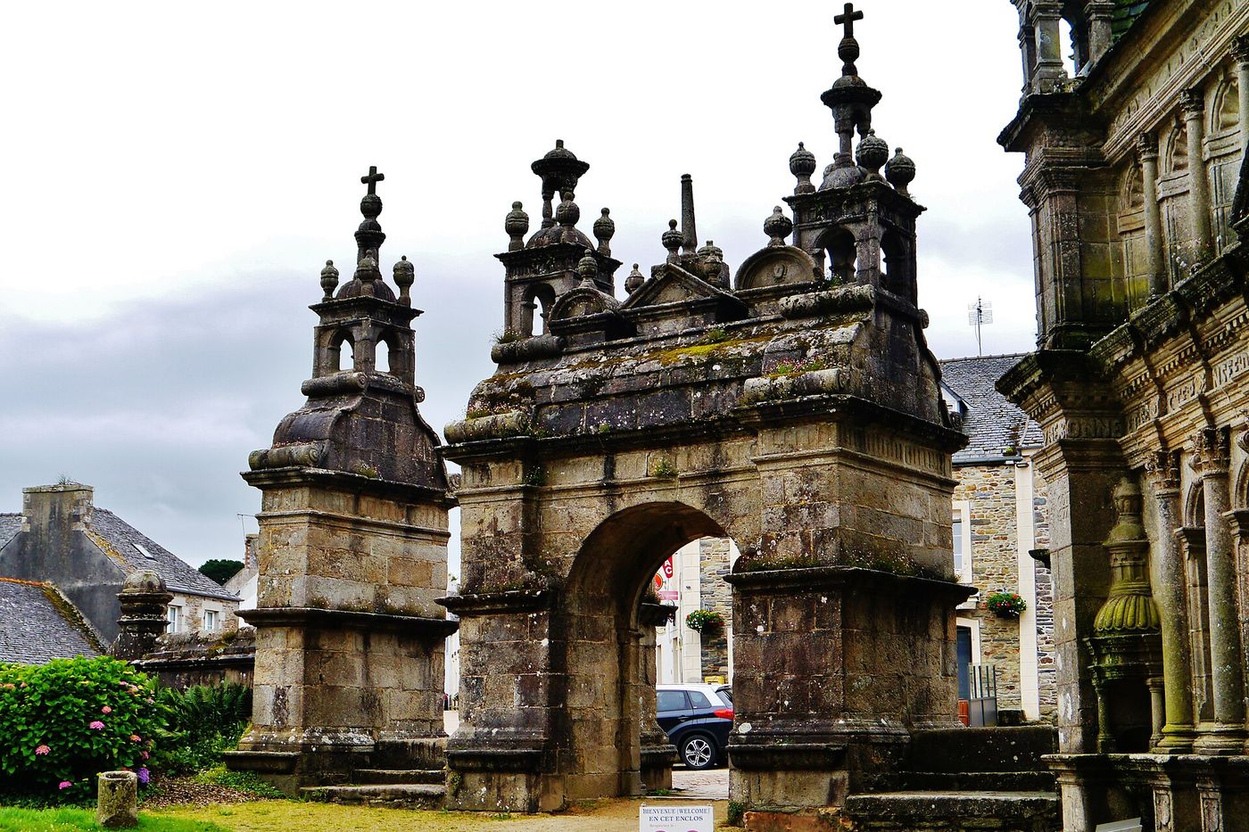 Porte triomphale de l'enclos paroissial de Saint-Thégonnec, arc Renaissance en granit sculpté