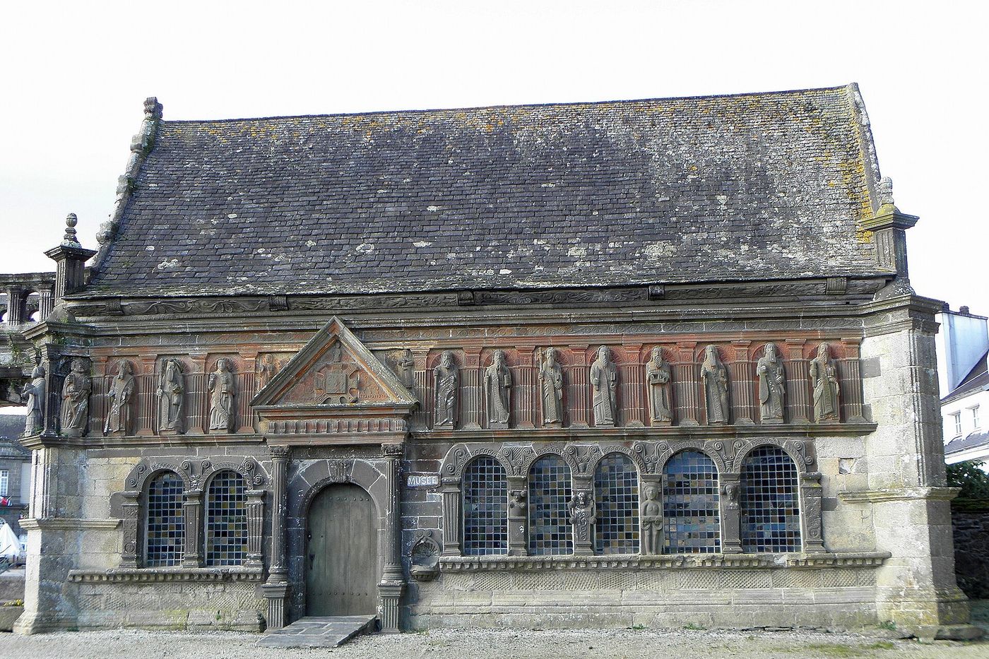 Chapelle ossuaire de l'enclos paroissial de Sizun, façade de granit ornée de statues d'apôtres