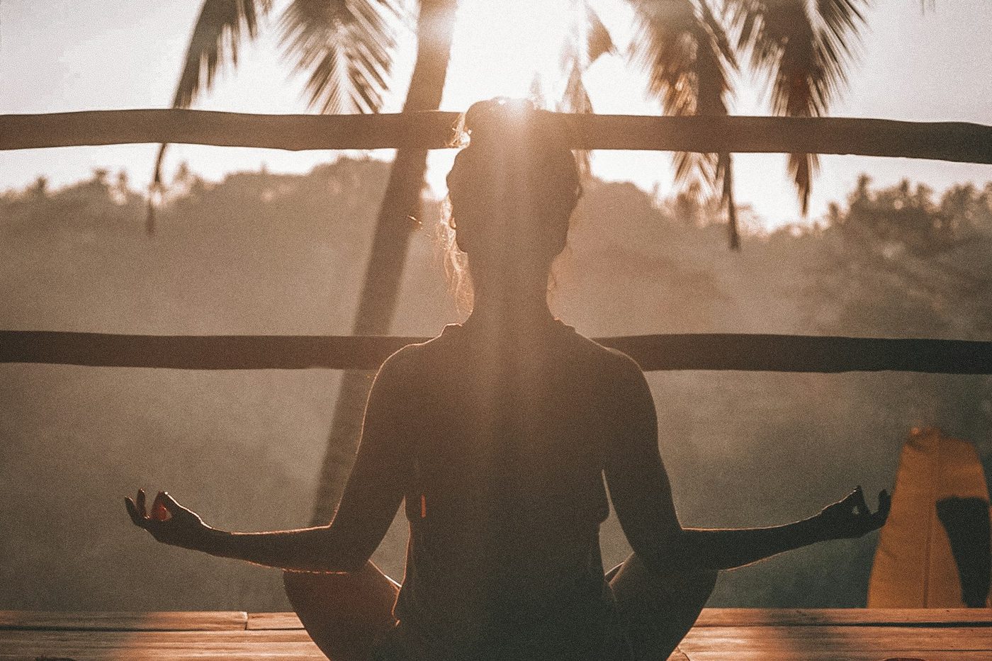 Silhouette en méditation face au soleil, pour ralentir après la haute saison à Trégastel